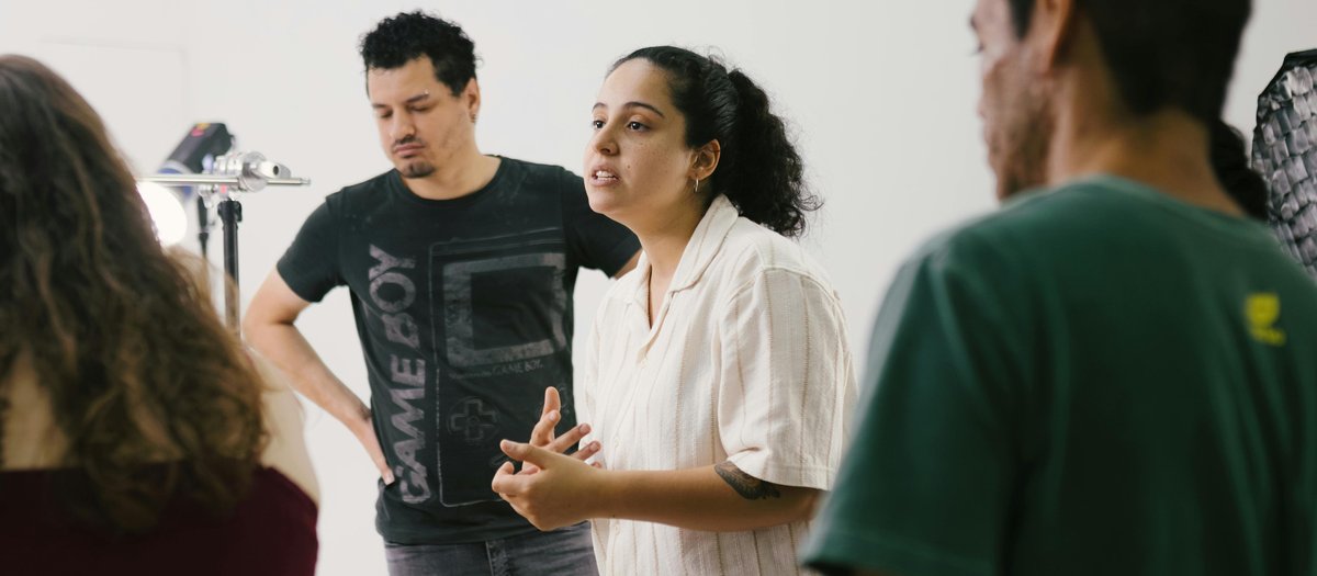 Grupo de jovens em conversa colaborativa