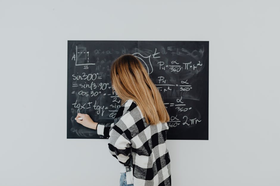 Estudante resolvendo equações matemáticas