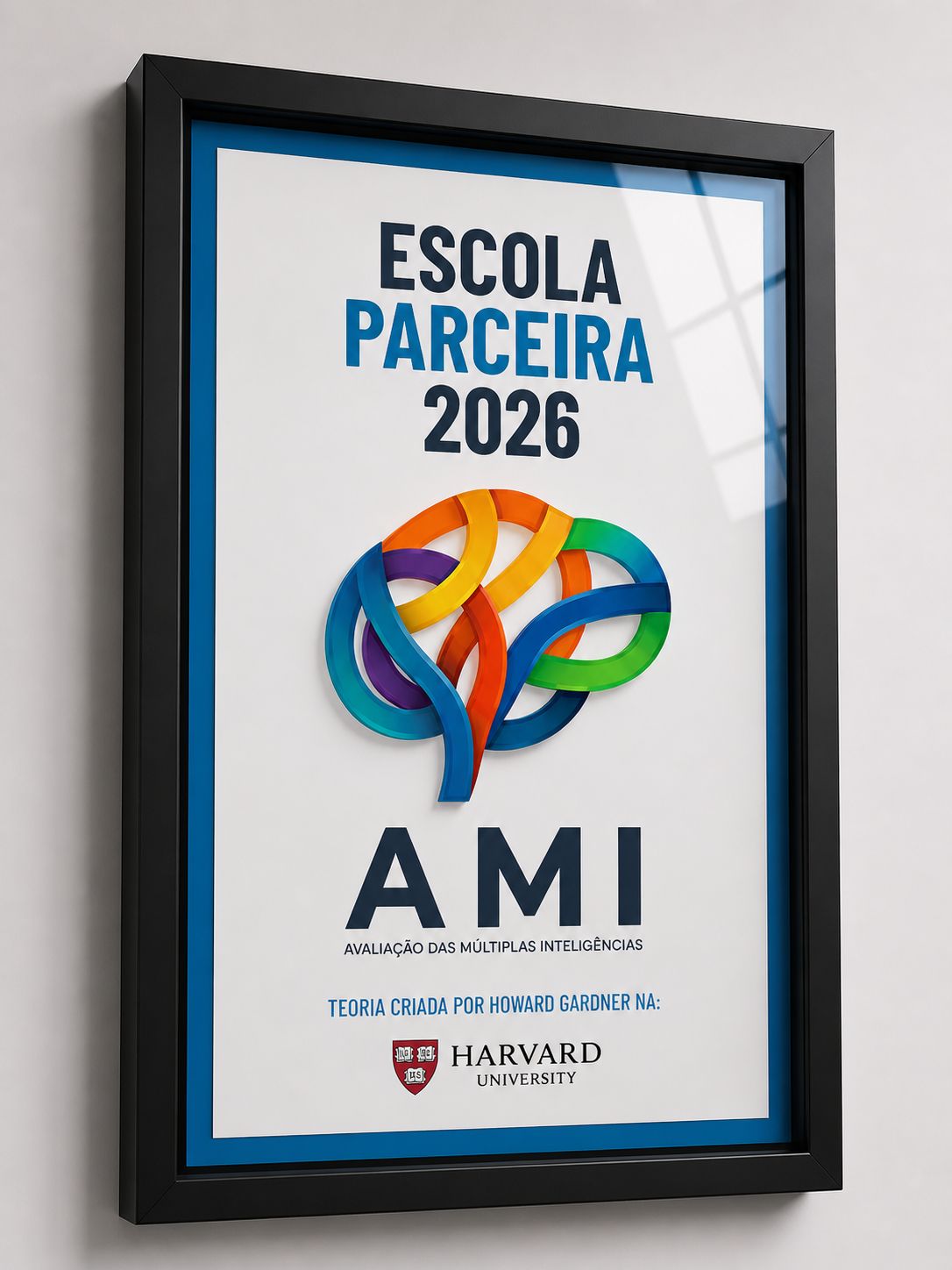 Quadro emoldurado com 'Escola Parceira 2026', logo AMI multicolor e referência à Harvard University, montado em parede branca